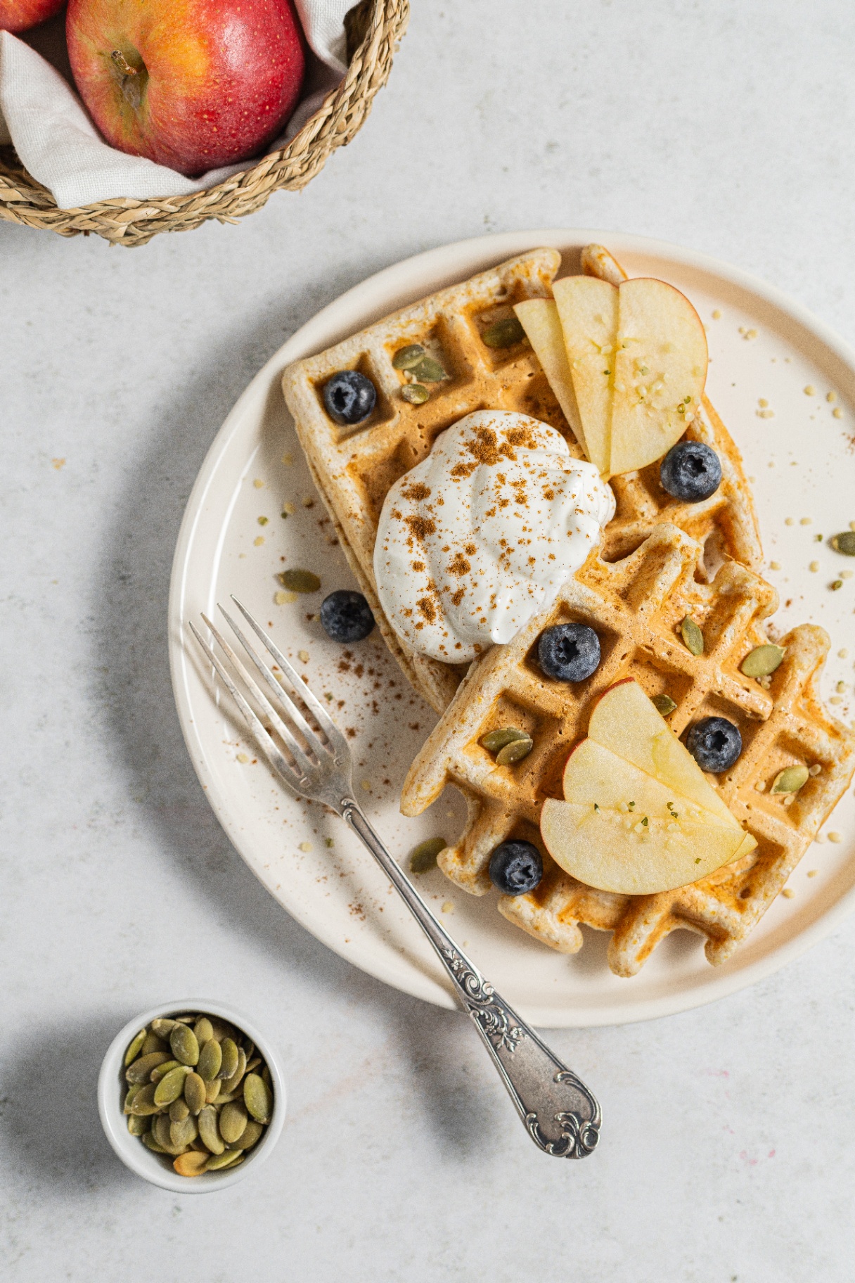 Waffle alle mele con yogurt