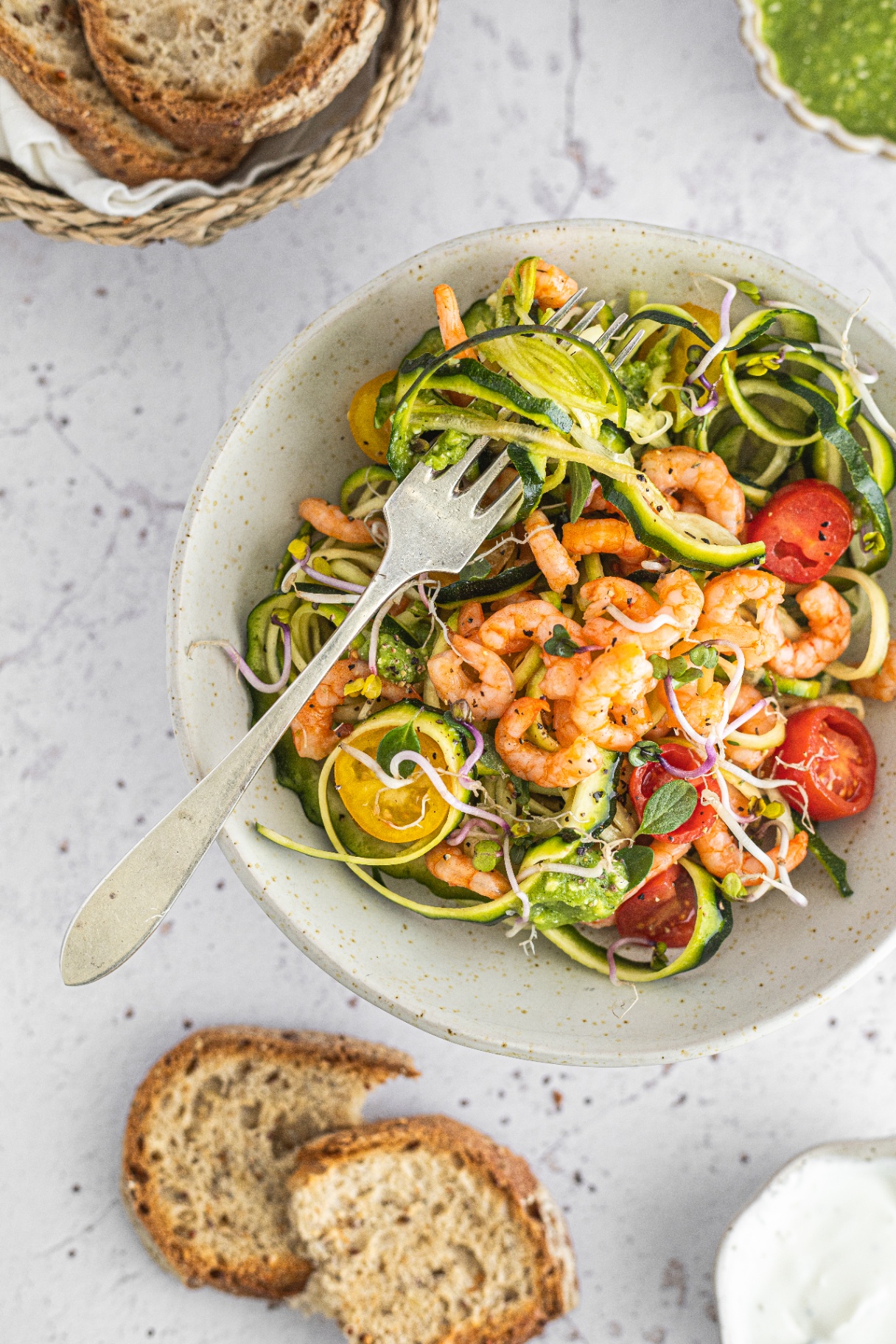 Zucchini noodles con gamberi e pomodorini