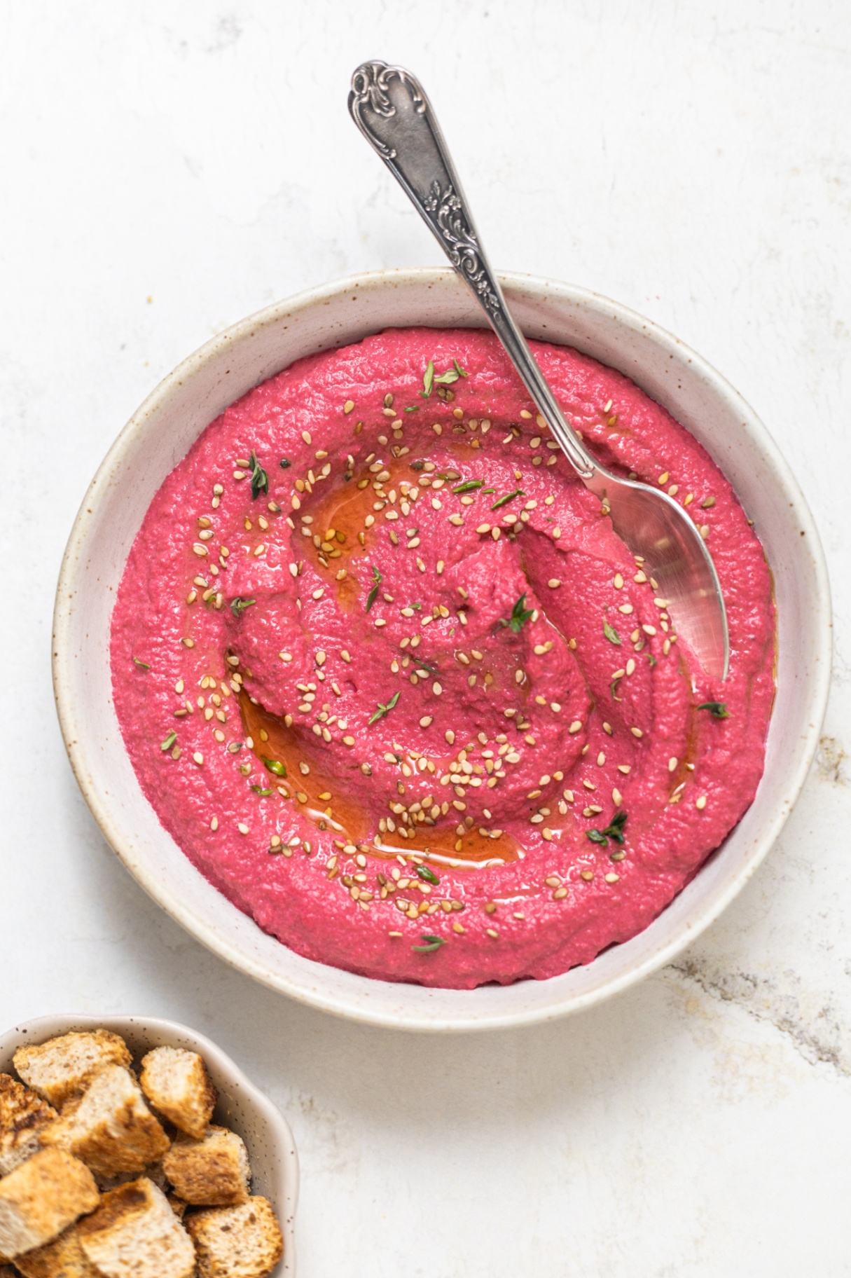 Humus di barbabietola con semi di sesamo