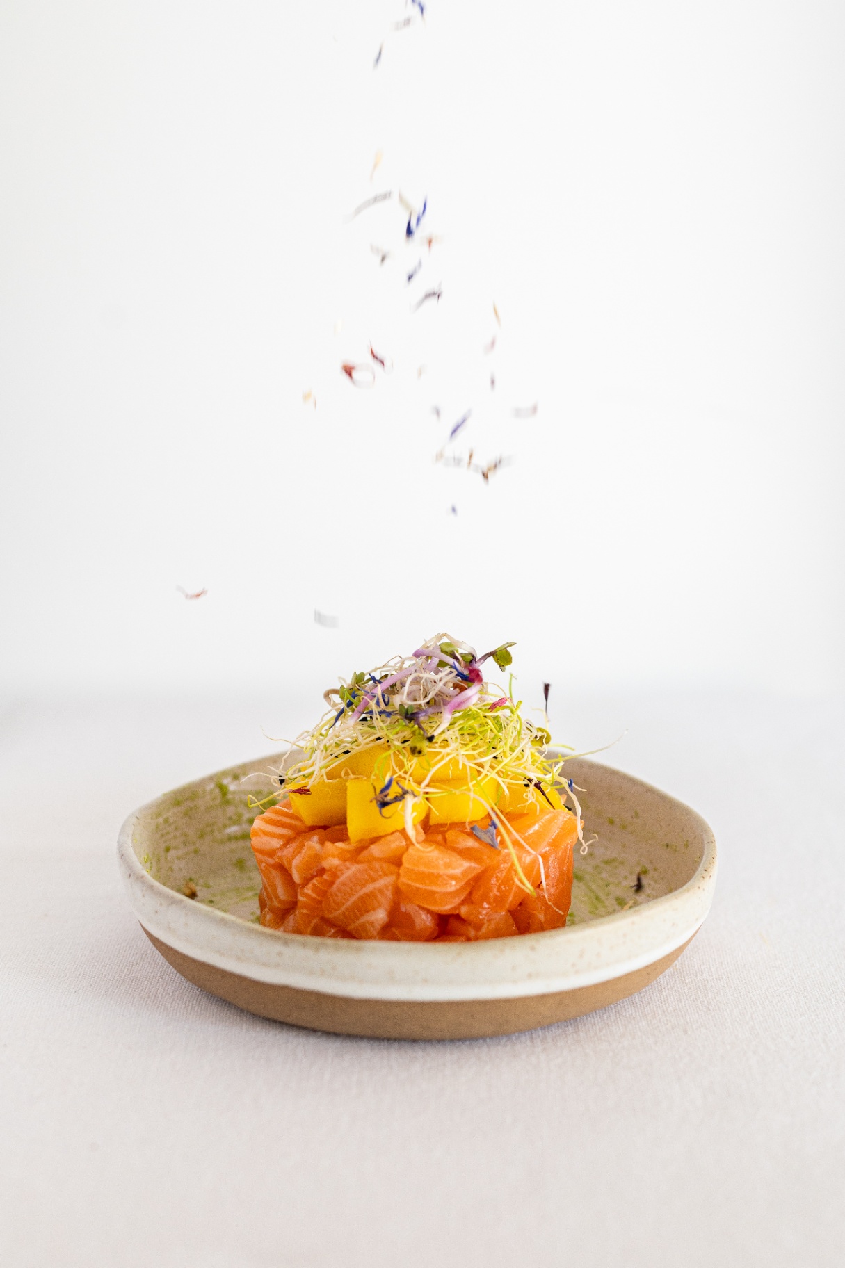 Tartare di salmone con mango e germogli