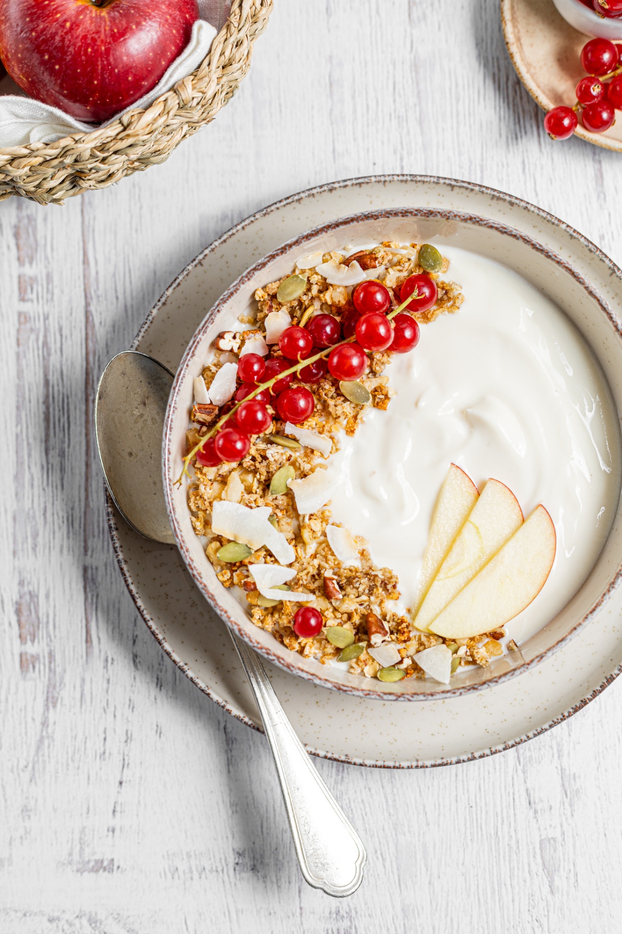 Breakfast bowl con yogurt granola e mela