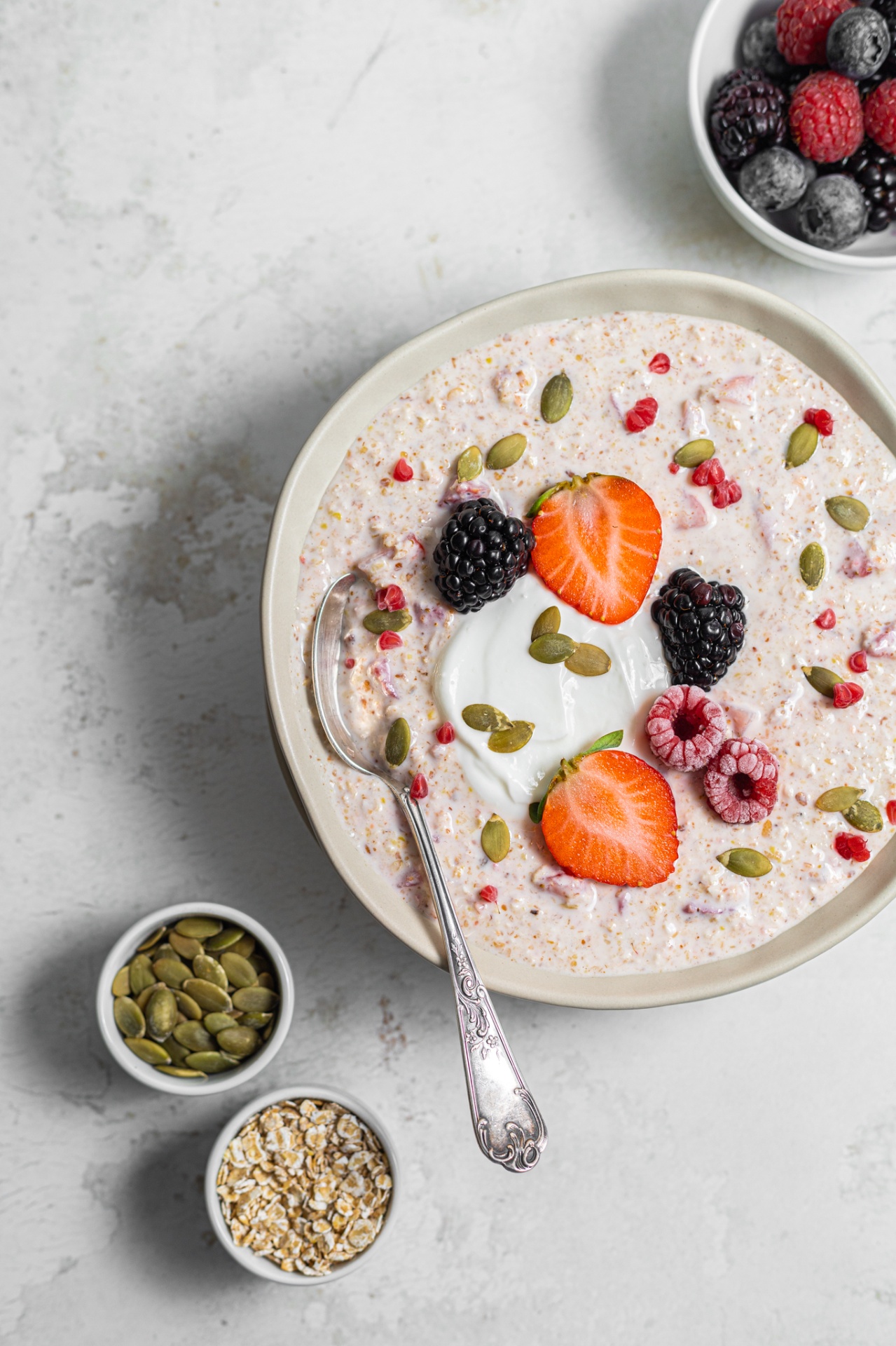 Porridge freddo di avena e frutta fresca