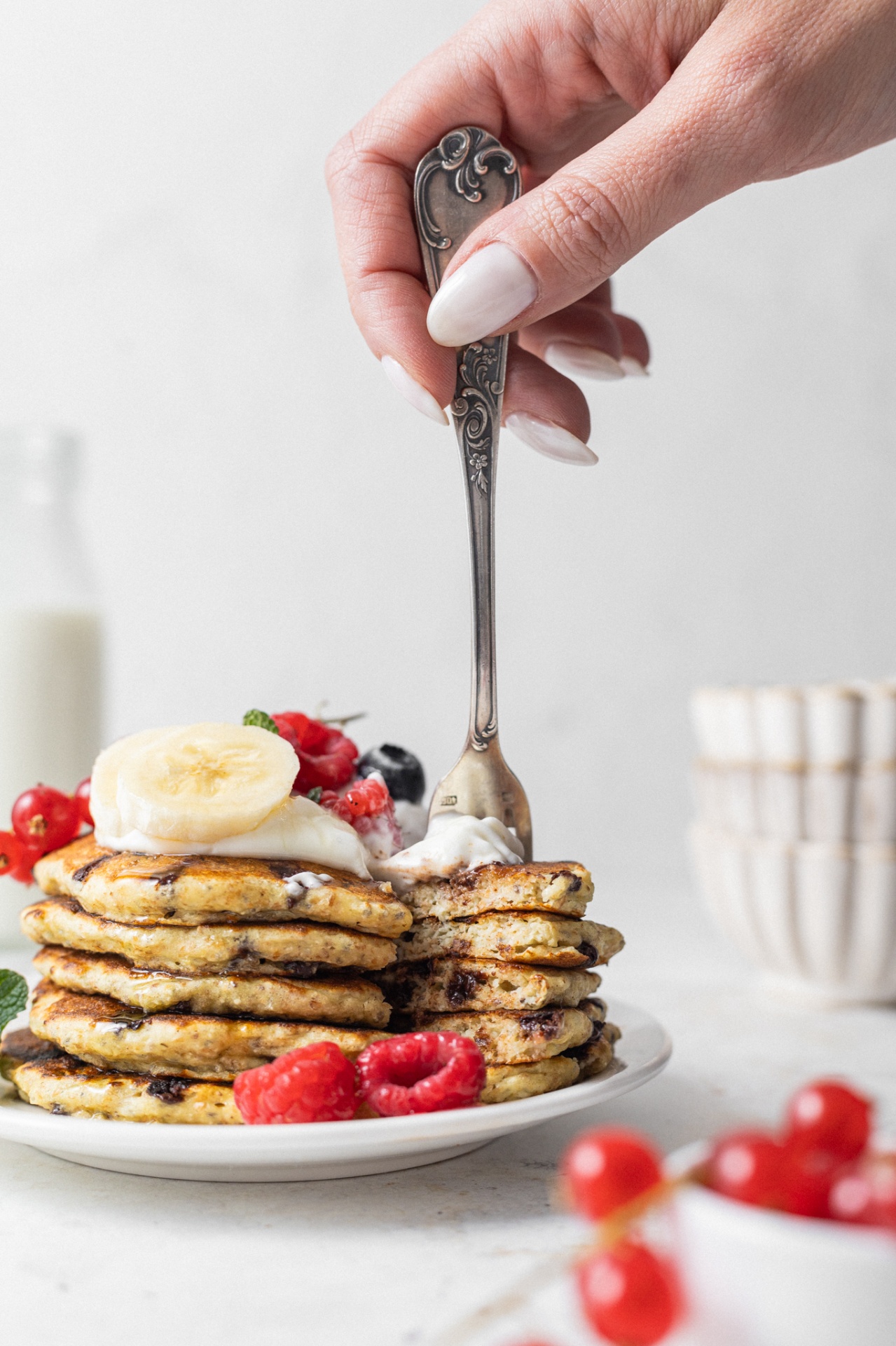 Pancake alla banana con frutti di bosco