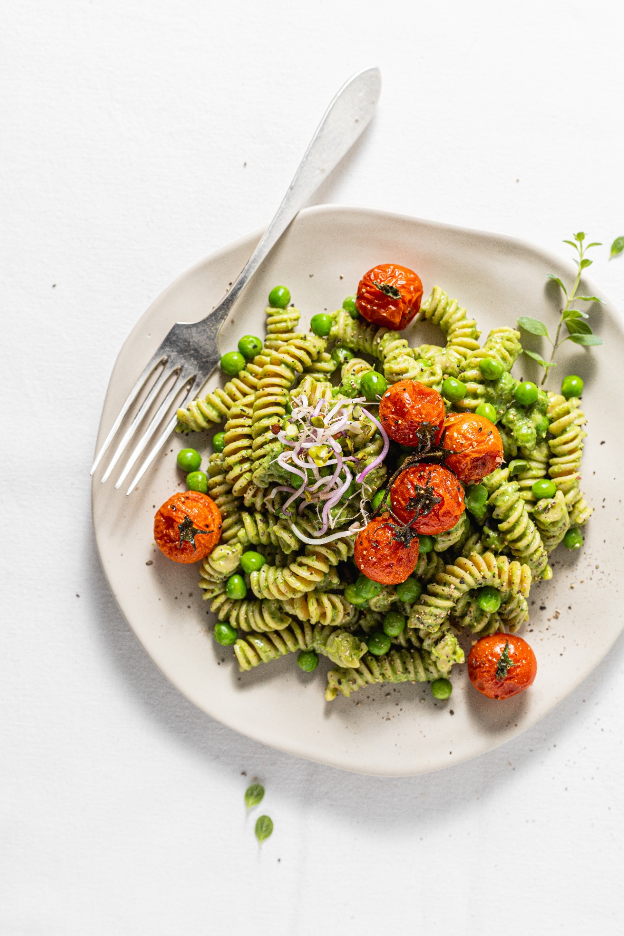 Pasta con piselli e crema di avocado