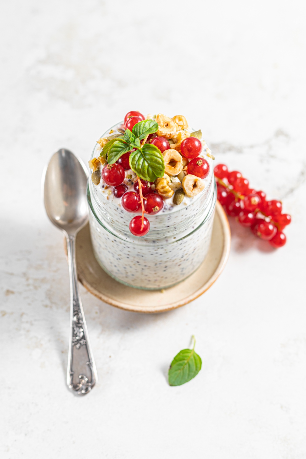 Porridge di quinoa con ribes e nocciole
